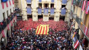 Read more about the article La plaça del Blat de Valls crida ‘independència’ abans de l’actuació castellera de Santa Úrsula