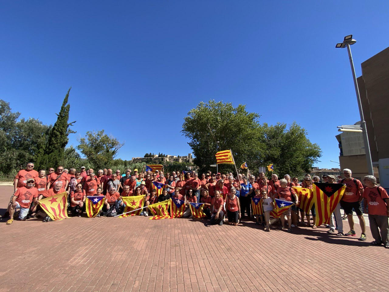 You are currently viewing Dos autobusos de l’ANC Valls-Alt Camp participen als actes de la Diada a Tortosa