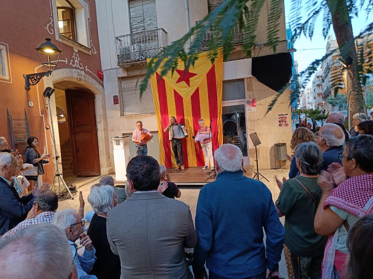 You are currently viewing Valls commemora de manera unitària l’1 d’Octubre
